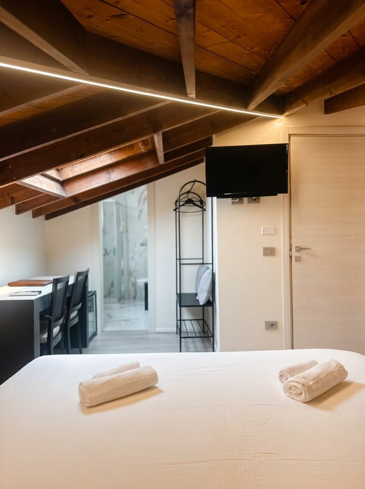 Al Pozzo — il letto, il televisore e il bagno sul fondo