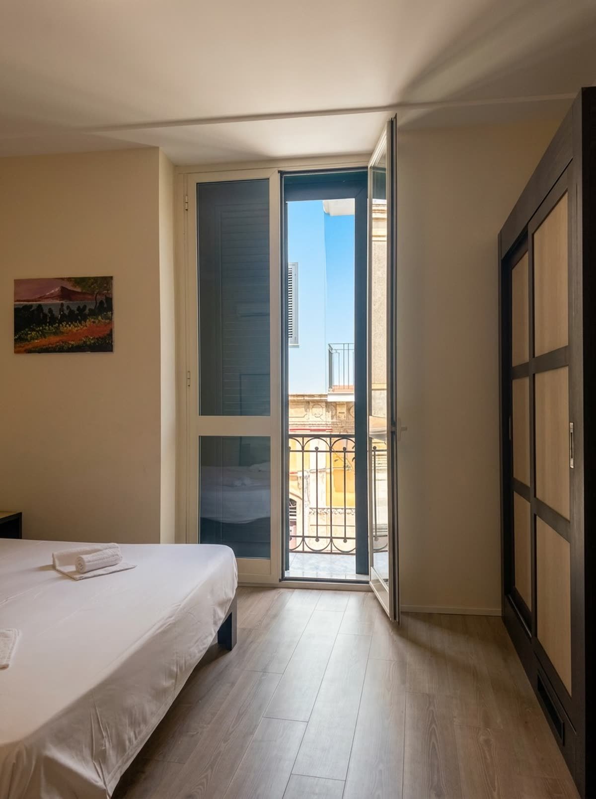 Al Ciclope — il letto e la porta-finestra aperta sul balcone