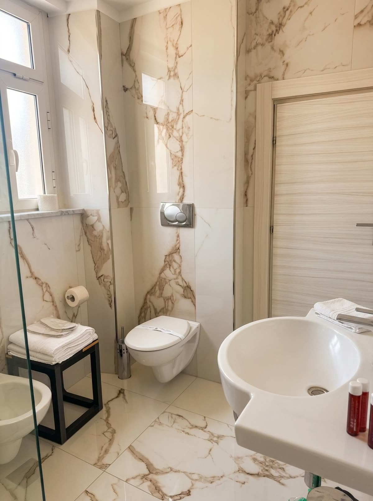 Al Ciclope — il bagno in marmo con doccia e finestra